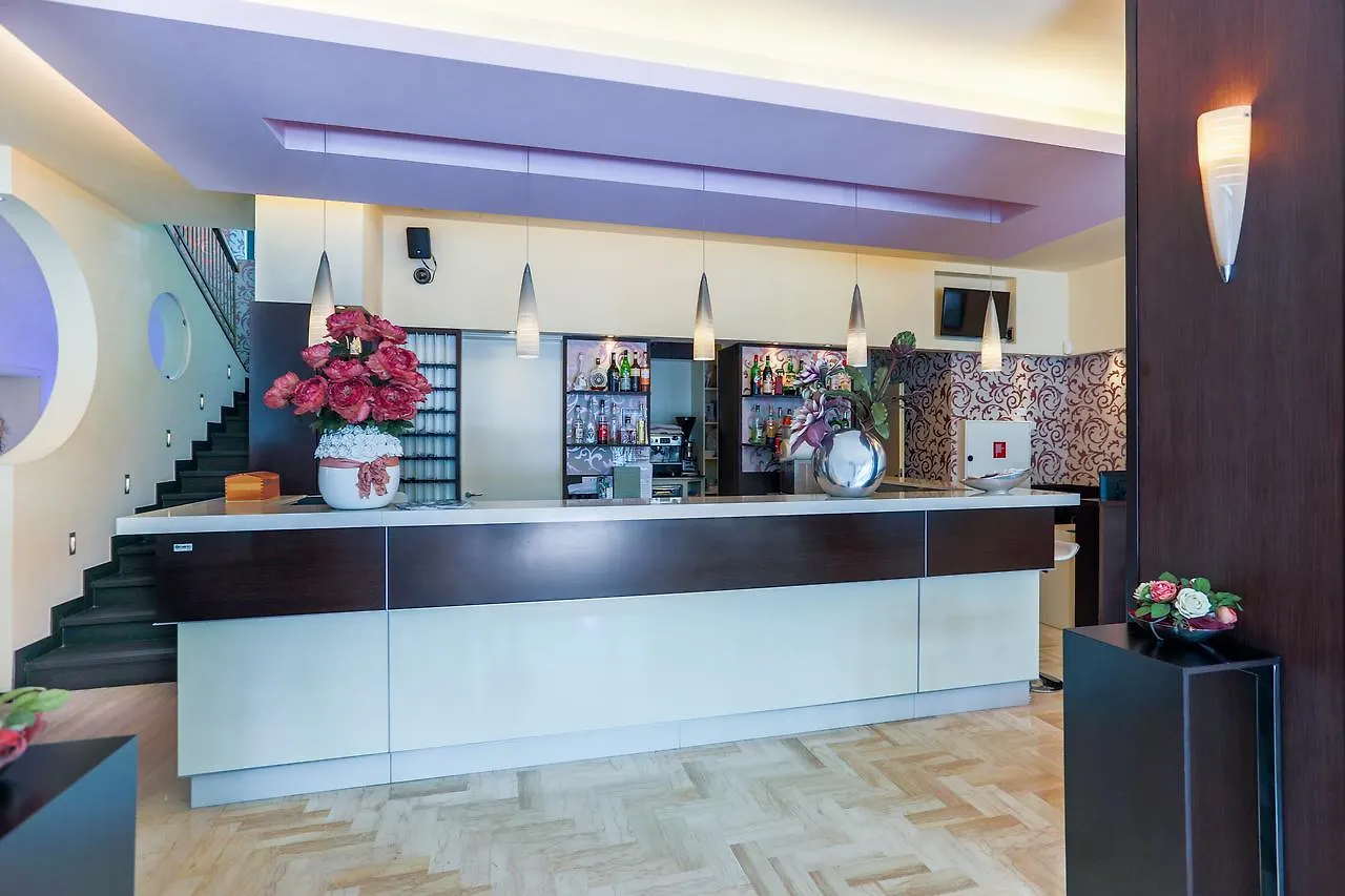 Hotel De Londres Riccione 3*,  Italia
