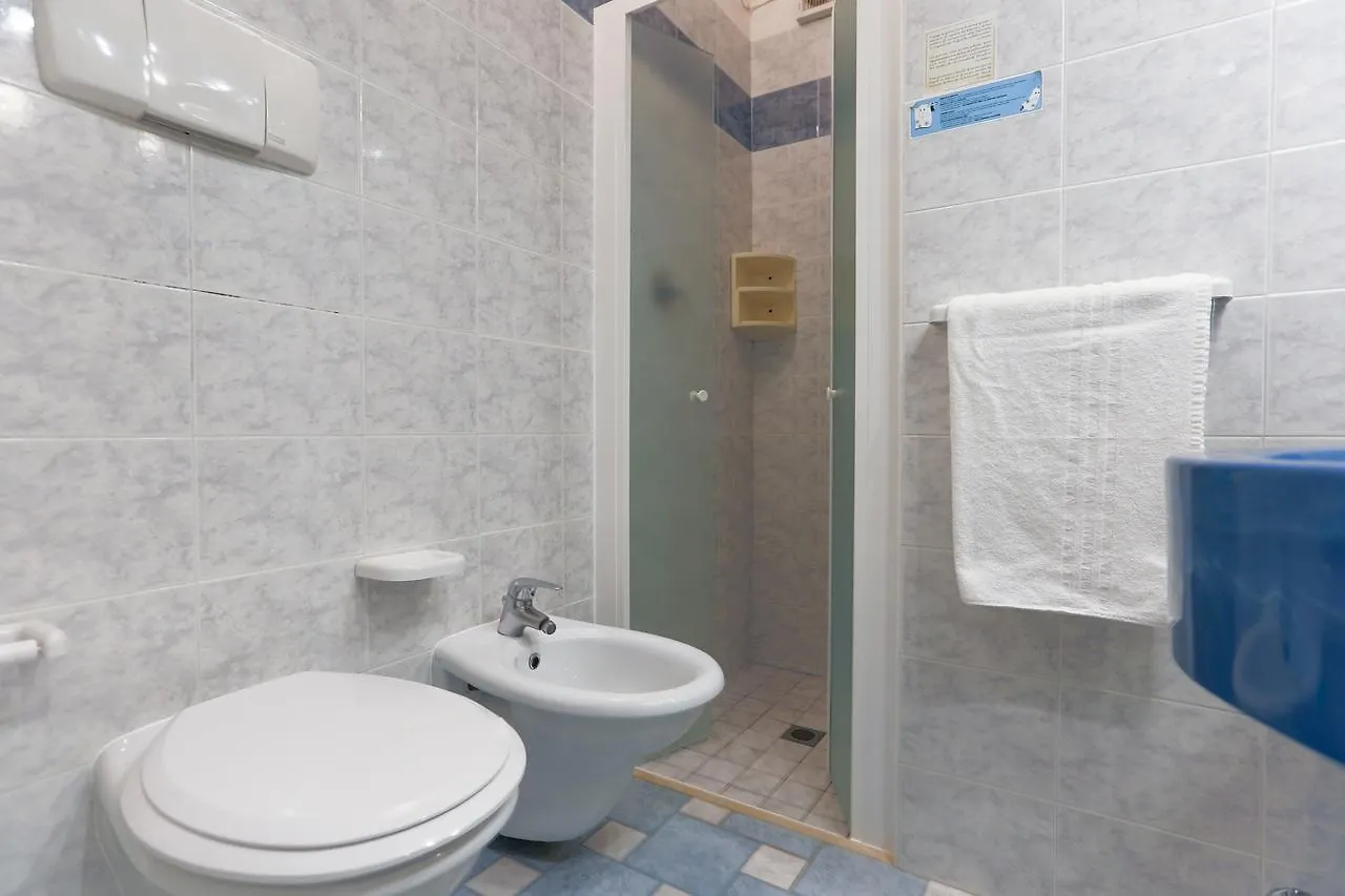 Hotel De Londres Riccione 3*,  Italia
