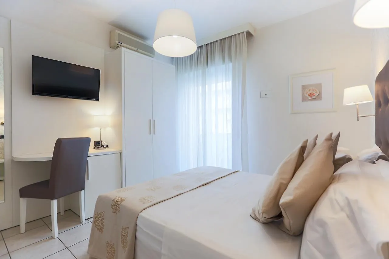 Hotel De Londres Riccione 3*,  Italia