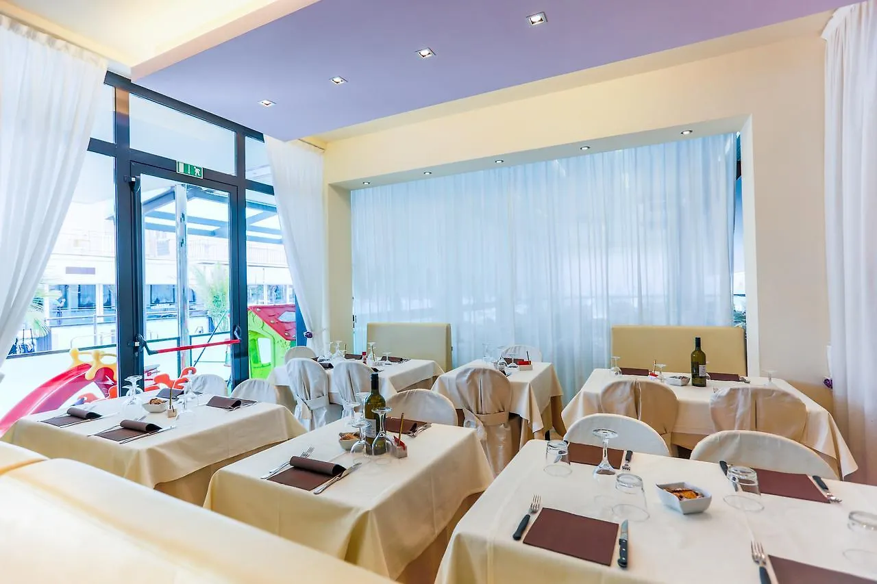 Hotel De Londres Riccione 3*,  Italia