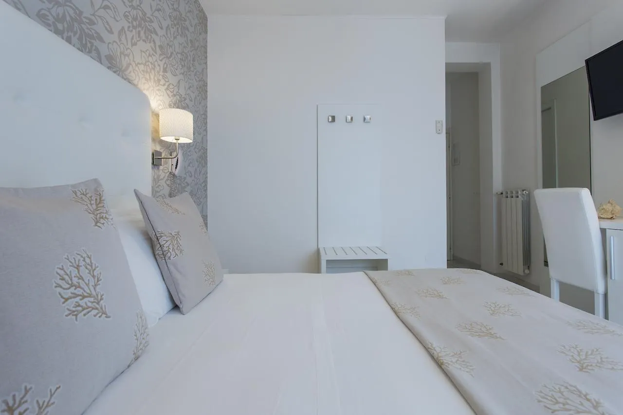 Hotel De Londres Riccione 3*,  Italia